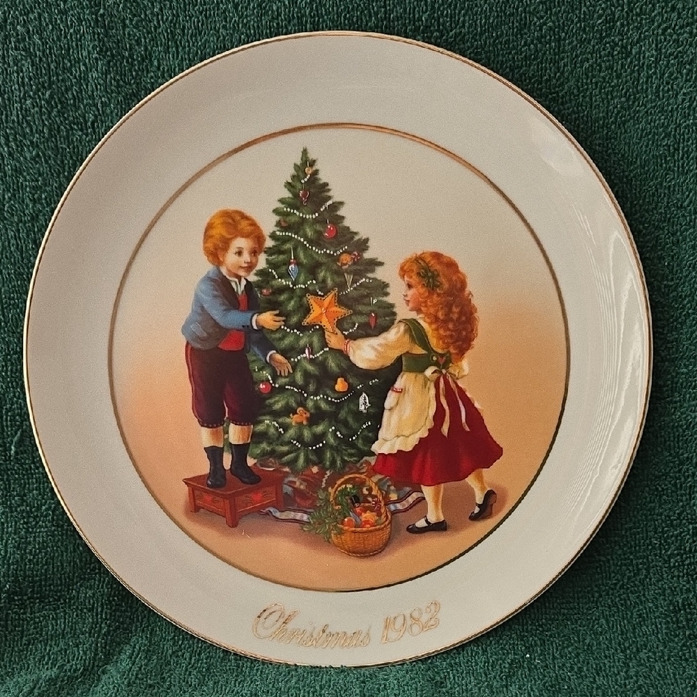 Avon 1982 Porcelain Christmas Plate with Festive Colors